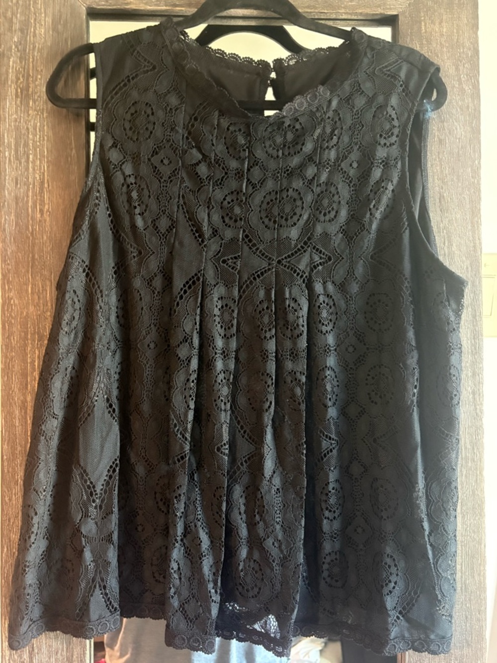 SHEIN Black Floral Lace Pleated Sleeveless Tank